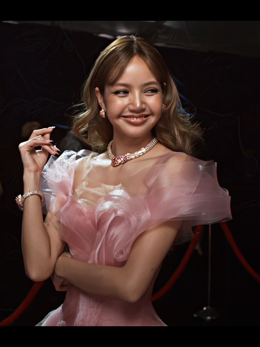 She is stunning--  (ib/ac:@Pau ) #lisa #emmys2025 #lisaedit #sooyaditxy 