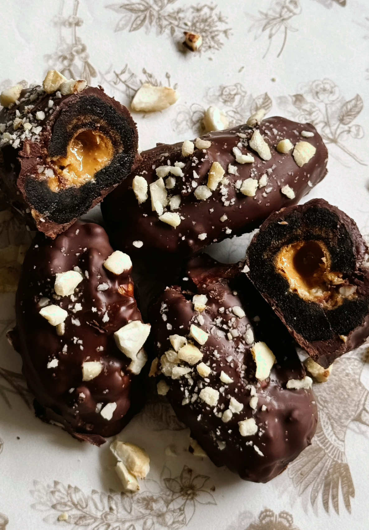 Day 4 of trying new recipes! I saw how simple and easy these were and *had* to try them 😆 Recipe: Feel Good Foodie - Date Snickers -12 medjool dates -¼ cup peanut butter divided -¼ cup chopped roasted peanuts divided -4 ounces dark chocolate bar cut into chunks  Use a small sharp knife to cut a slit in each date lengthwise. Remove the pits. (Or buy pitted dates) Fill each date with 1 teaspoon peanut butter and add 1 teaspoon of crushed peanuts on top. Set aside. Place the chocolate in a microwave-safe bowl. Place the bowl in the microwave at 30 second intervals. Stir the chocolate in between each 30 seconds until all the chocolate is melted. Place a toothpick inside each stuffed date and dip the date in the melted chocolate. Use a spoon to coat the date completely in the chocolate, then allow any excess chocolate to drip off. Transfer the chocolate covered date to a tray or plate lined with parchment. Sprinkle the top with the remaining crushed peanuts. Place the dates in the fridge to allow the chocolate to set, about 10 minutes. #datesnickers #healthysnack #kidssnacks #schoolsnacks #medjooldates #healthyrecipes #simplesnacks #asmrfood