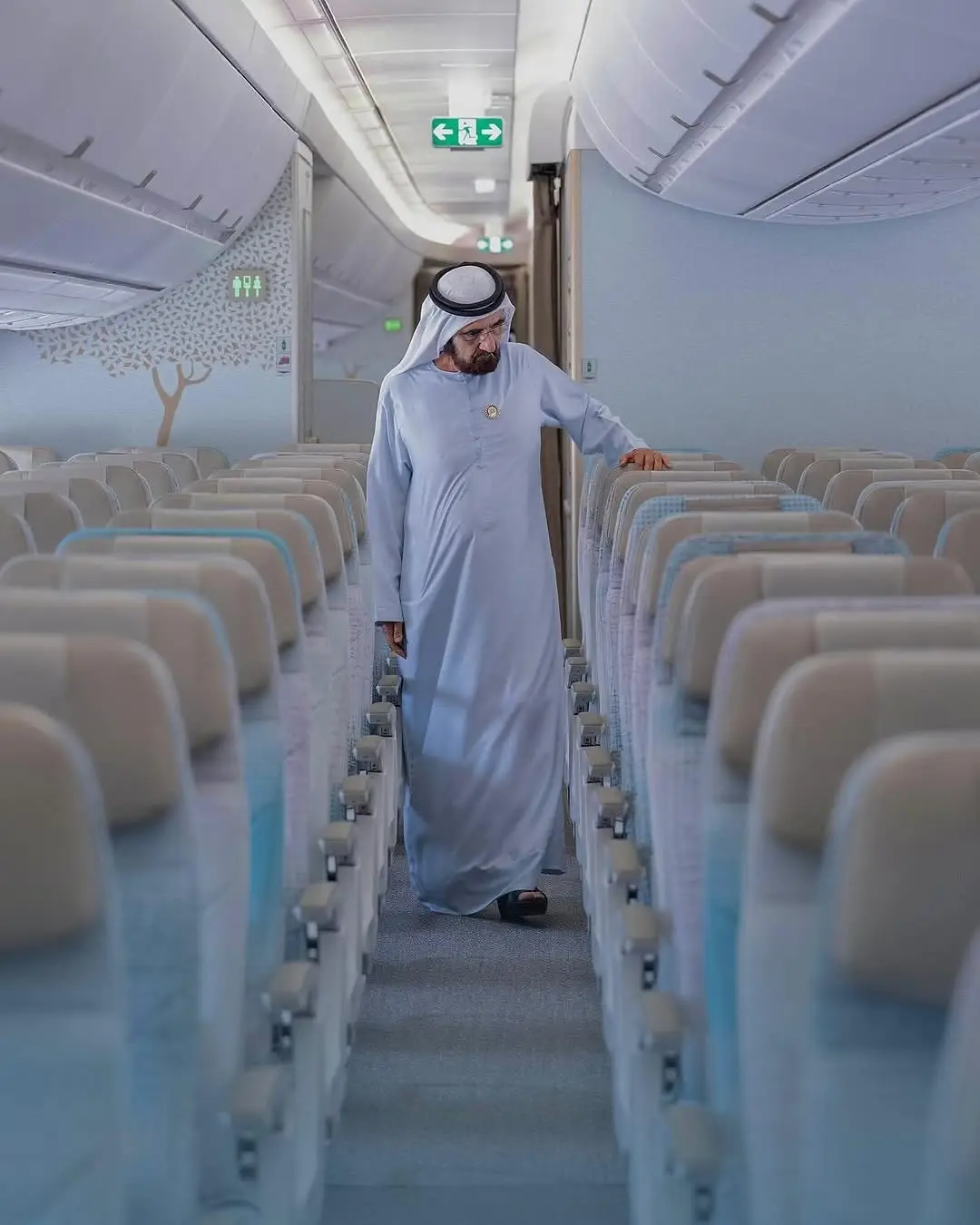 الاطلاع على طائرة طيران الإمارات A350 الجديدة صاحب السمو الشيخ محمد بن راشد آل مكتوم نائب رئيس الدولة رئيس مجلس الوزراء حاكم دبي The First Emirates A350 Aircarft