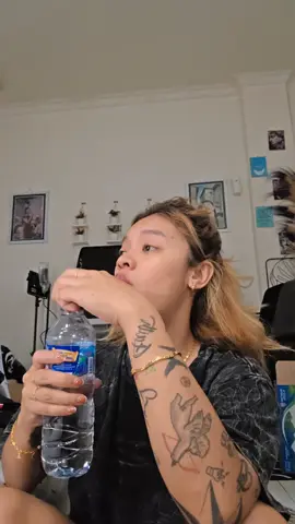 apa sih? ngajak gosip mulu🤪 nggk fokus kan ke lagu🤨