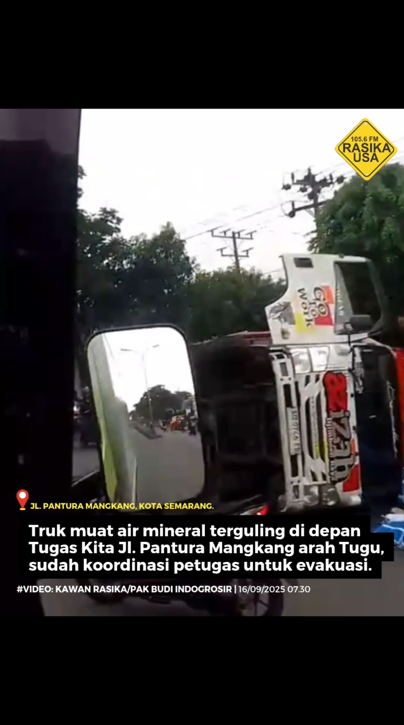 #infokejadian #UpdateLalin 16/09/2025 07.30 Dilaporkan truk muat air mineral dalam kemasan terguling di Jl. Pantura Mangkang, Kota Semarang. Posisi truk ada di lajur sebelah kanan jalur arah kota/Tugu sekitar karoseri Tugas Kita. Tersisa sedikit ruang di lajur kiri untuk kendaraan melintas, info petugas sudah luncuran ke TKP untuk pengamanan lalu lintas. (UPDATE 07.40) Yang arah ke Kaliwungu atau Kendal juga hati-hati karena ikut tersendat, sepeda motor banyak lawan arus. Info: P. Galih. (UPDATE 07.50) Sedang evakuasi bongkar muatannya itu, tadi dibantu banyak orang termasuk pak Polisi. Antreannya sampai depan Texmaco. Info: Bp. Wahyudi. Berbagi informasi dan atensi melalui WhatsApp Rasika 081 32 5858 500. #kecelakaan #kecelakaantruk #trukterguling #mangkang #semarang #kecelakaansemarang #semaranginfo #seputarsemarang #lalulintassemarang #lalinsemarang 
