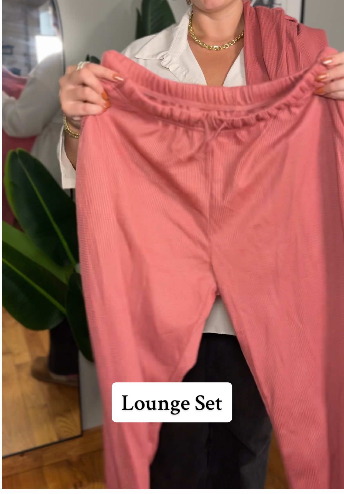 This adorable waffle lounge set is SO comfortable 😍 #loungeset #pajamaset #womensloungewear #comfyset #CozyLoungewear 