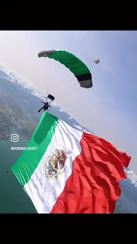 La bandera mas hermosa del mundo 🇲🇽 #mexico #15deseptiembre #fiestaspatrias #skydiving #psracaidismo no tengo el drecho del video pero es un gran amogo mio @skydivepipo