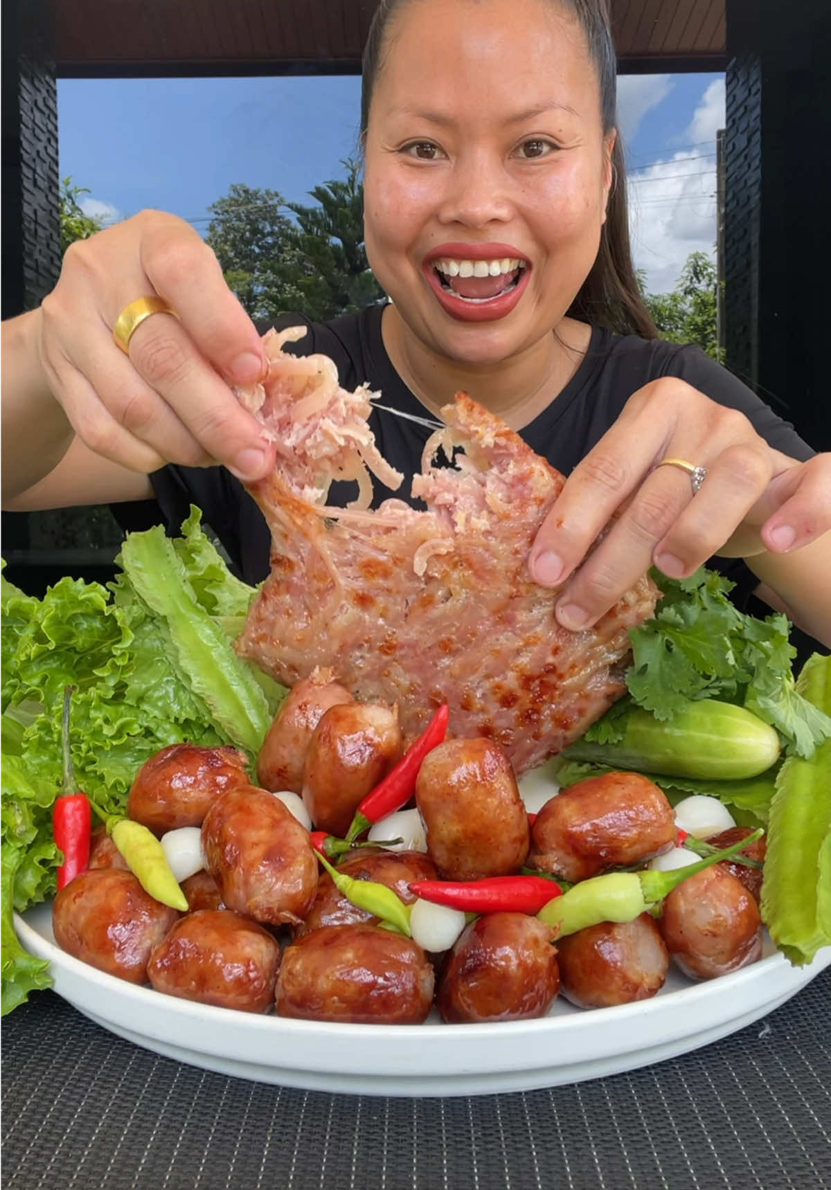 ไส้กรอกอีสาน แหนมหนังหมู ผักสด แซ่บๆจ้า😋
