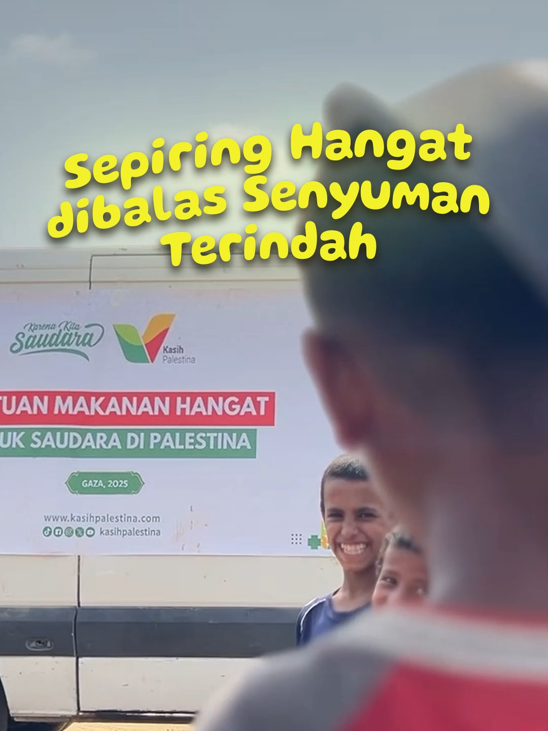 Buat kita mungkin gak seberapa. Tapi buat Gaza, sewadah sup hangat dari kita adalah yang mereka tunggu-tunggu. Melihat mereka bisa mengisi perutnya di tengah krisis kemanusiaan di Gaza, buat kita jadi sedikit lebih lega.  Karena, genosida di Gaza membuat siapa saja di sana kelaparan dan sekarat tanpa makanan. Beruntungnya, kali ini kita bisa berbagi 1.560 porsi makanan hangat untuk mereka di Kamp Rivera, di jalan Al-Rashid (tepi laut) – Kota Deir Al-Balah – selatan Jalur Gaza pada 12 Agustus 2025. Terima kasih ya sahabat Kasih Palestina 🙏☺️. Semoga, kita bisa kirim terus kekuatan untuk Gaza secara merata dan lebih banyak lagi.  www.kasihpalestina.com #kasihpalestina #palestina #masjidistiqlal #palestinamerdeka #hafizhquran #istiqlal #istiqlalmosque #kasihpalestina🇵🇸 #palestinaindonesia #hafiz #tahfidzquran #bantupalestina #palestinaterkini #palestina🇵🇸