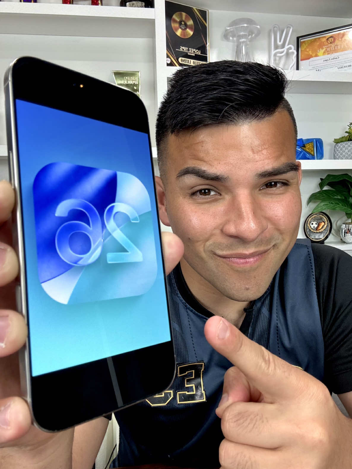 Ios 26 ya esta disponible! Mira todo lo que puedes hacer en tu iphone 📱 #ios26 #iphone #ios26features #iphonetips #AprendeEnTikTok 