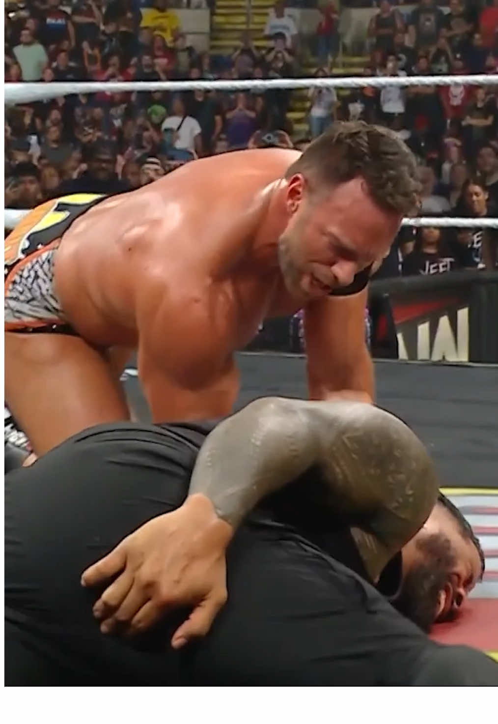 GOT HIS LICK BACK 😡 #WWE #LAKnight #JeyUso #JimmyUso