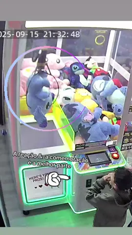 A garra abraçou o urso !! Literalmente agarrou !! 