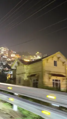 Tại vì đông và chật chội 😅
