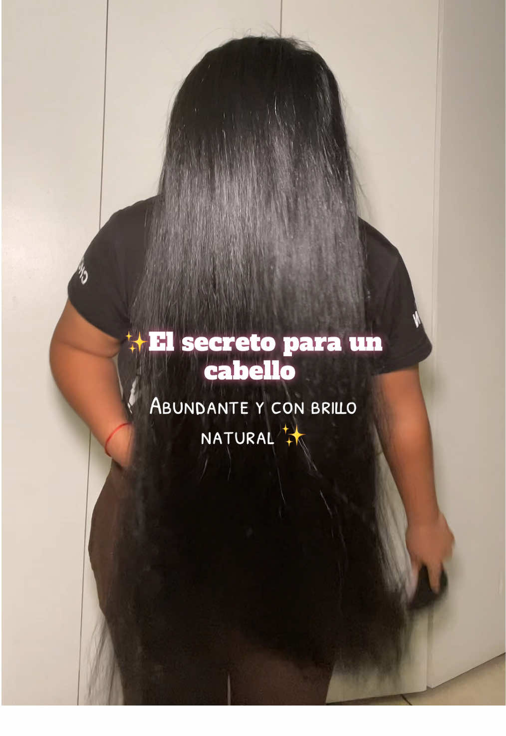 Un cabello abundante, largo y brillante no es magia, es constancia 🌙✨ Aceites, tónicos, pre-shampoo y un poquito de amor diario hacen la diferencia 💕 #haircare #HairCareTips #cuidadodelcabello #brillonatural #cabellolargo 