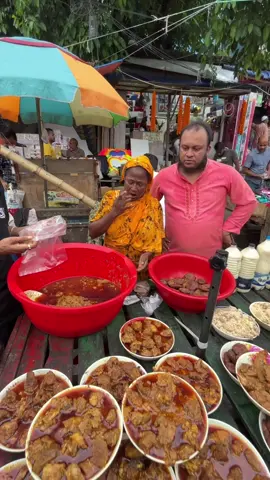 ফুটপাতে বিক্রি হচ্ছে বিয়ে বাড়ির নামি দামি খাবার। কিনছে সকল শ্রেনির মানুষ