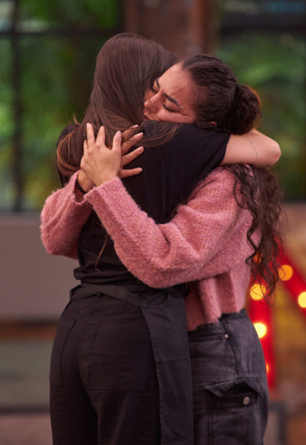 Vale, en medio de tus ganas de aprender en #MasterChefCelebrityColombia, nos enseñaste a no tomarnos las cosas tan enserio y disfrutar del proceso 😍👏, ¿cuántos la extrañarán en la cocina?🤔 #MasterChefCelebrity 