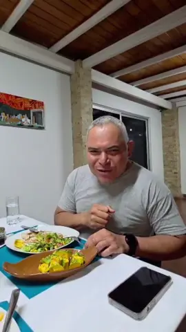 Durante la cena de esta noche probé los aguacates que me regaló Alida al finalizar la sesión del Concejo Municipal. Gracias mi querida Alida, estaban espectaculares!  Cuéntenme, ¿a ustedes les gusta el aguacate?
