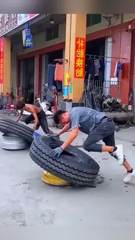 Begini Cara Orang China Saat Memasang Ban 🚗🛠️ #fyp #foryou #foryoupage #china #chinatiktok #chinese #chinesetiktok #thisishow #how #howto #install #tire #tires #antonioarsy 