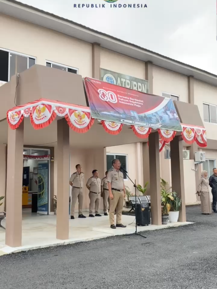 Jargon Pagi Kantah Lahat, Semangat Pagii Sobat Kantah Lahat Hayuk Jargon Pagi untuk meningkatkan Semangat Pegawai dalam Melayani Masyarakat Kepala Kantor Pertanahan Kabupaten Lahat Bapak Abdullah Adrizal, S.T.M.M memberikan Jargon Kantah Lahat ✨ Twitter | Facebook | Instagram: @atrbpnlahat YouTube | TikTok: @KantahLahat #kantahlahat #sobatkantahlahat #sobatrbpn #kementrianatrbpn #melayaniprofesionalterpercaya
