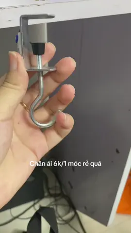 Móc treo góc bàn tiện lợi quá nè #moctreo #moctreotuixach #tiktok #viral #xuhuong 