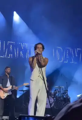 @Damiano David reads a signboard saying 'I fixed my bladder for you'!! 😆 Brilliant!! #damianodavid #funnymoment #worldtour #netherlands #damianodavid 
