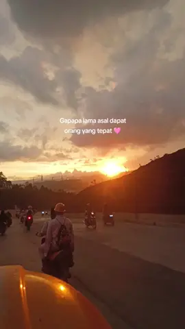 sedang menunggu orang yg tepat☺#sunset #ptiwip #halmaherategah 