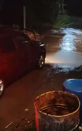 Camioneta, arrastrada por la corriente en El Tondoroque. Aún cuando la corriente era bastante fuerte, intentó cruzar un vado  Protección civil no ha dado información al respecto  Hasta el momento las autoridades de protección civil no han dado conocer si las personas fueron rescatadas, cuántas personas viajaban en el vehículo y si ya fue localizado. #vallarta #videos #noticias #videoviral 