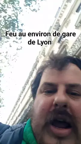 😱😱😱😱😱😱😱😱😱⬇️ Une impressionnante épaisse fumé c'est produit au alentour de 17h au environ de Gare de Lyon à Paris