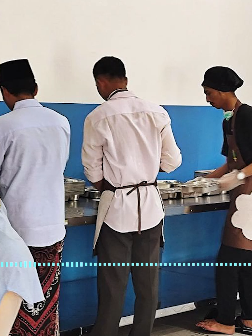 Asisten Perekonomian dan Pembangunan Setda Kabupaten Magelang Nanda Cahyadi pribadi. Mewakili Bupati Magelang meresmikan beroperasinya Dapur Sentra Pelayanan Pangan Gizi Salaman I di Desa Sriwedari, Kecamatan Salaman pada 15 September 2025. Peresmian ini keluarga FAS menandai langkah awal pemenuhan gizi anak sekolah sekaligus pemberdayaan masyarakat melalui pengelolaan dapur gizi berbasis masyarakat. Dalam sambutannya, Nanda mengapresiasi salah satu yayasan pondok pesantren yang menginisiasi menjadi tempat dapur SPPG. Hal ini pun menjadi contoh nyata sebagai lembaga atau pondok pesantren bukan hanya berfokus pada spiritual tetapi juga berperan aktif dalam pembangunan sosial dan kesejahteraan umat. Ia pun menegaskan program SPPG menjadi langkah strategis untuk meningkatkan kualitas gizi anak sekolah sekaligus pemberdayakan masyarakat. #radiofastfmmagelang #beritaterkini #magelang24jam
