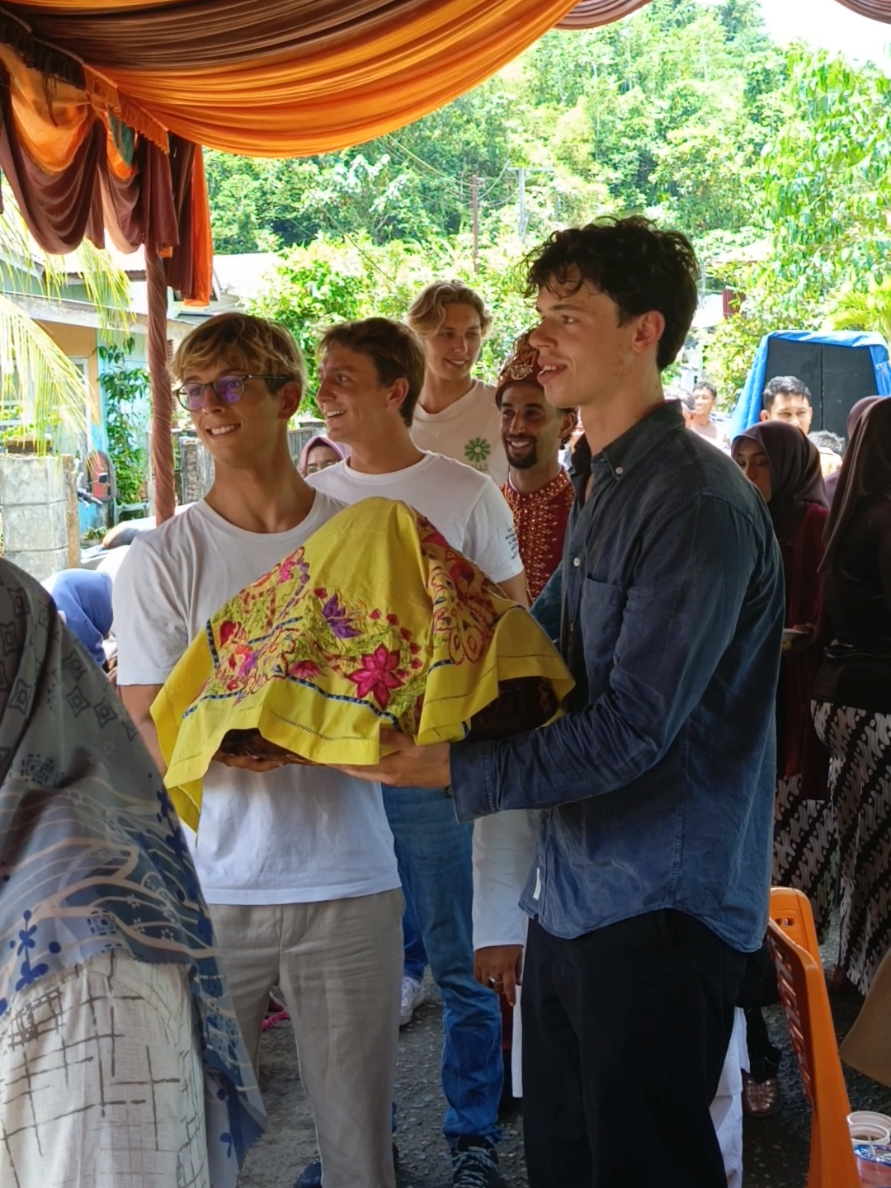 bule dengan adat aceh #simeulue #bule #surf 