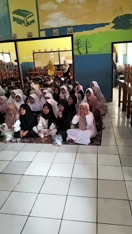 nonton bareng sebelum pelaksanaan peringatan maulid Nabi Muhammad SAW. dengan tema 