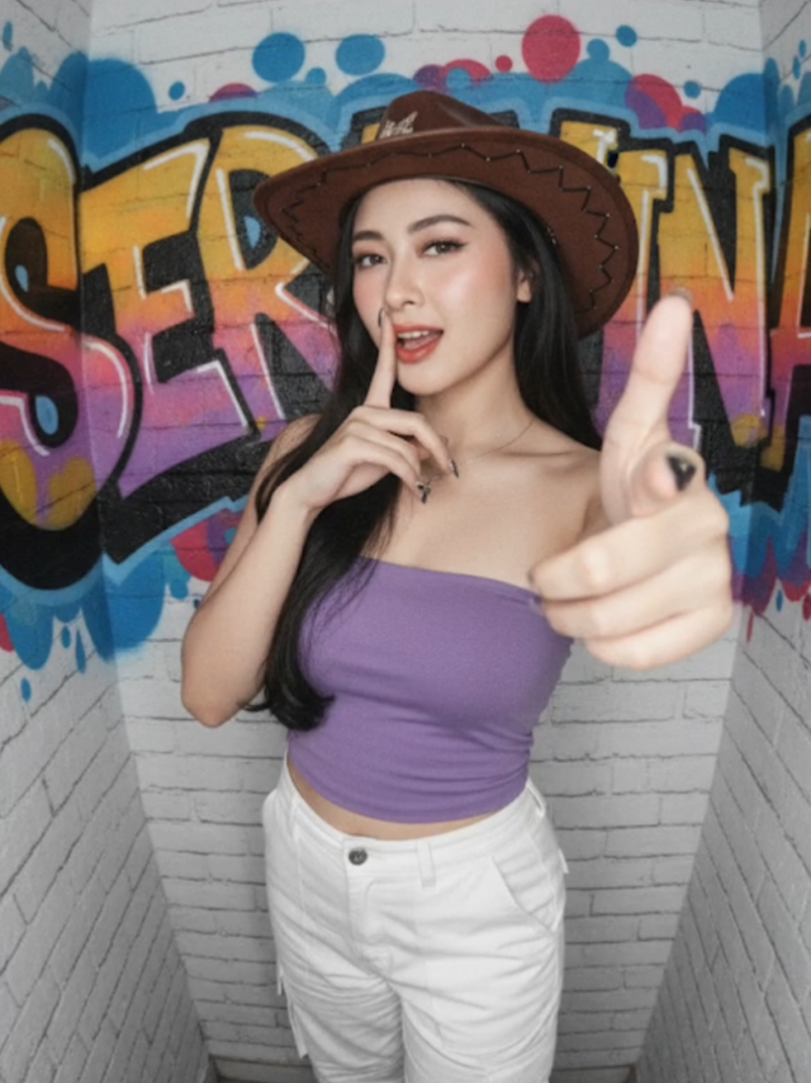 spill hasil graffiti ai kamu di komen ➡️➡️ Step 1 : Buka Chrome / Gemini ai Step 2 : Login akun google kamu Step 3 : Masukkan foto yang akan di edit, Foto masuk di (+) Step 4 : Masukkan prompt text Jadikan foto tersebut sebagai objek utama. Potret vertikal rasio 9:16, ultra-realistic dengan efek kamera ponsel jadul resolusi rendah. wanita muda memakai makeup natural flawless dengan sentuhan pink lembut di pipi dan bibir, rambut panjang tergerai. Ia mengenakan OOTD kekinian berupa atasan purple, celana cargo putih, sneakers putih tebal, serta aksesori topi koboy. Pose penuh ekspresi Gen Z: satu jari menutup mulut, mulut sedikit terbuka, tangan lain membentuk pose pistol. Ekspresi wajah natural, mata fokus ke kamera dengan vibe percaya diri dan ceria. Latar belakang berupa ruangan foto box dengan full motif 3D grafiti street art penuh warna dengan tulisan abstrak ala graffiti punk 