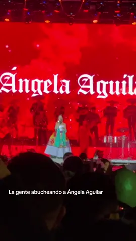 La gente abucheando a Ángela Aguilar en el grito de Guadalajara , ya perdónenla gente.