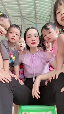 Đàn em hơi đông xíu 🤣
