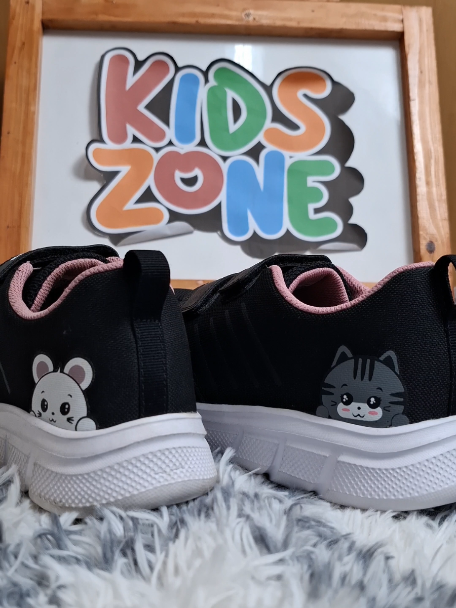 Lucunya nggak ketahan! Sepatu karakter ini bikin mood selalu semangat dan happy..... #tomkins #sepatuanak #sepatusekolah #sepatuhitam #fyp 