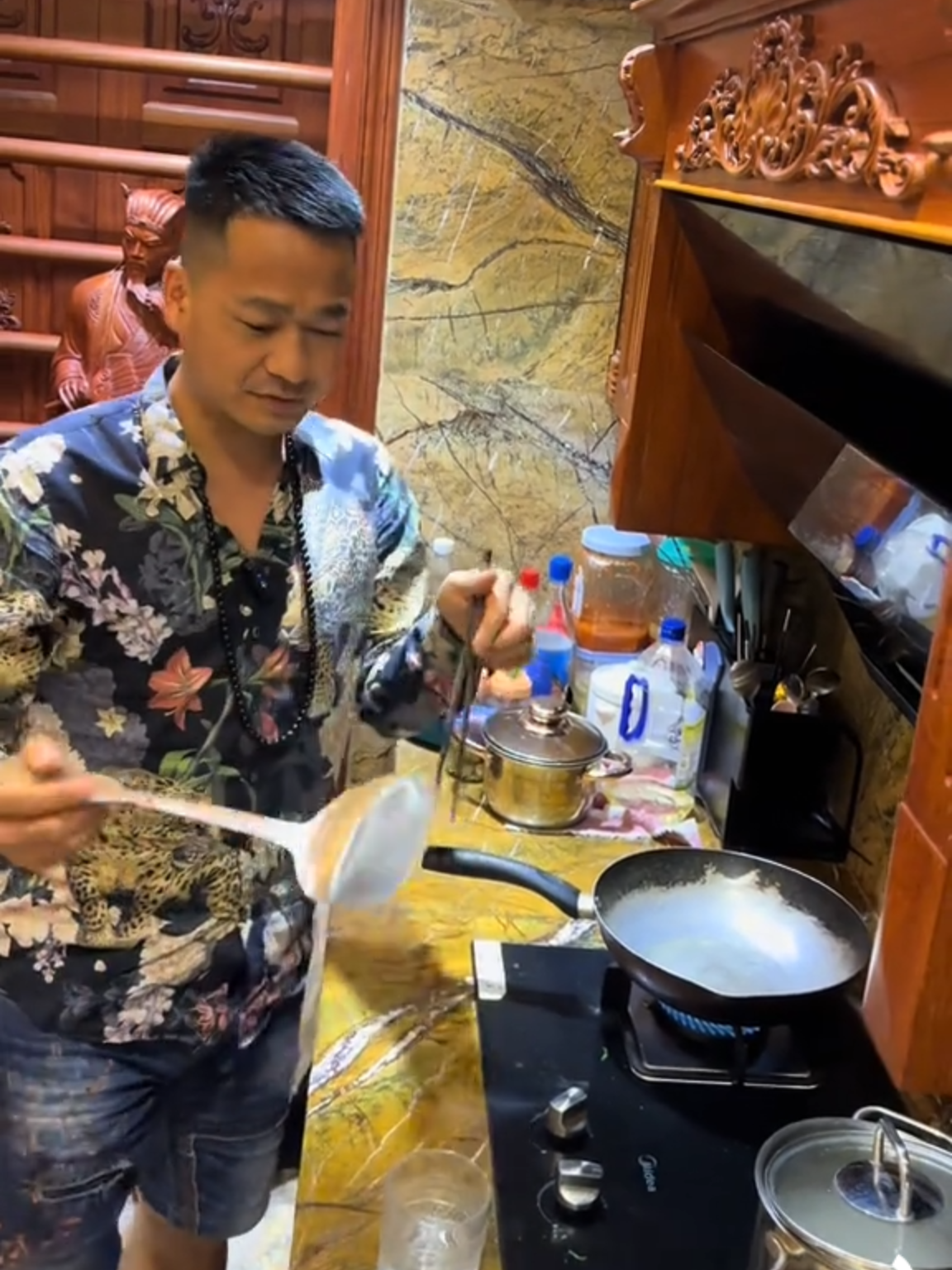 Ck người đánh bắc dẹp đông, còn anh ngồi bếp dương cung bắn mèo, thì em có chấp nhận ko ?