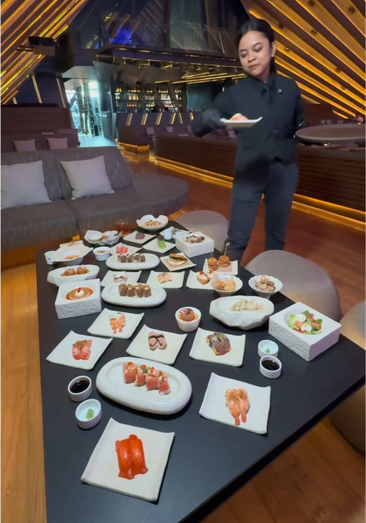 All you can eat sushi dan japanese food premium dengan tempat yang mewah tapi harga terjangkau #allyoucaneat #sushi #japanesefood 