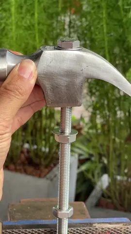 Hammer handle idea with a bolt – strong and secure. #tipsandtricks #DIY 