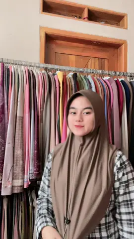 Warna2 yang mencerahkan ke wajah adang di warna percoklatan🤎🫶🏻🥰#sfhijab #bergohijab #bergojersey #f 