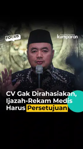 Ketua Komisi Pemilihan Umum (KPU) Mochamad Afifuddin menegaskan bahwa tidak semua data calon presiden dan calon wakil presiden dirahasiakan. Informasi seperti daftar riwayat hidup dan visi-misi tetap terbuka untuk publik, sebagaimana telah dilakukan pada Pilpres sebelumnya. Menurutnya, hanya dokumen tertentu yang diatur dalam Undang-Undang Keterbukaan Informasi Publik (KIP) yang harus dijaga kerahasiaannya, seperti ijazah, rekam medis, maupun data yang mengandung NIK. Afifuddin juga meluruskan bahwa aturan terbaru KPU mengenai kerahasiaan data capres-cawapres tidak berkaitan dengan kasus ijazah palsu yang sempat menyeret Presiden Joko Widodo dan Wapres Gibran Rakabuming Raka. Ia menegaskan regulasi tersebut bersifat umum dan berlaku untuk semua pihak, bukan untuk melindungi sosok tertentu. Data yang bersifat sensitif hanya bisa diakses dengan persetujuan yang bersangkutan atau melalui keputusan pengadilan. Hal ini tertuang dalam Keputusan KPU 731 yang merujuk pada UU Nomor 14 Tahun 2008 tentang Keterbukaan Informasi Publik. Afif menekankan bahwa KPU hanya menyesuaikan pada dokumen yang memang diatur untuk dijaga kerahasiaannya, sementara publik tetap bisa mengakses informasi penting mengenai riwayat hidup dan visi-misi capres-cawapres. Dengan begitu, keterbukaan informasi tetap terjaga tanpa mengabaikan perlindungan data pribadi. 📸: Dok. Antara, Reuters. Follow WhatsApp Channel kumparan untuk dapat Informasi terpercaya dikirim langsung ke WhatsApp kamu. Ketik kum.pr/WAchannel di browser kamu sekarang, agar bisa share informasi tanpa ragu. #focus #datacapres #news #videonews #kumparan