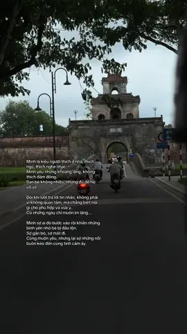 Mình là kiểu người thích ở nhà, thích ngủ, thích nghe nhạc. Mình yêu những khoảng lặng, không thích đám đông. Bạn bè không nhiều, nhưng đủ để họ vỗ về. Đôi khi lười trả lời tin nhắn, không phải vì không quan tâm, mà chẳng biết nói gì cho phù hợp và vừa ý. Có những ngày chỉ muốn im lặng Mình sợ ai đó bước vào rồi khiến những bình yên nhỏ bé bị đảo lộn. Sợ gắn bó, sợ mất đi. Cũng muốn yêu, nhưng lại sợ những nỗi buồn kéo đến cùng tình cảm ấy#xuhuongtiktokk #xu #uoclenxuhuong #tamtrang #xuhuong 