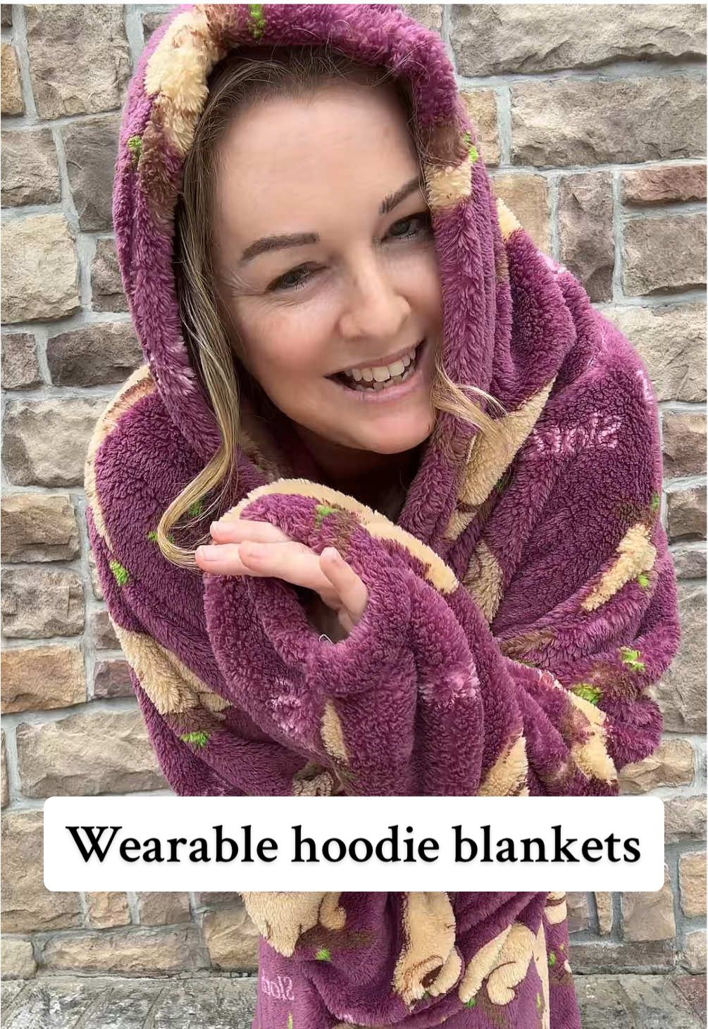 These wearable blankets are great gift ideas. Especially if you don’t know someone’s size. Hoodie blankets are so soft and comfortable. #wearableblanket #wearableblankethoodie #blankets #christmaspajamas 