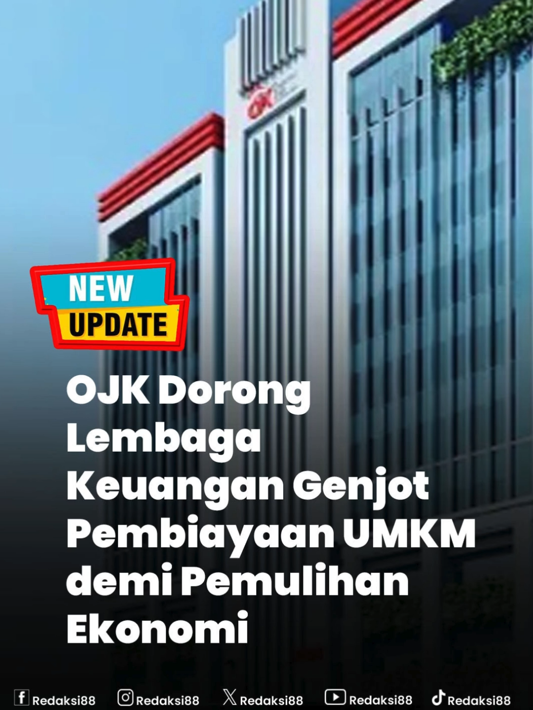 Otoritas Jasa Keuangan (OJK) resmi menerbitkan aturan baru yang menargetkan penguatan sektor UMKM. Aturan tersebut tertuang dalam Peraturan OJK Nomor 19 Tahun 2025 tentang Kemudahan Akses Pembiayaan kepada UMKM (POJK UMKM). Lahirnya regulasi ini menyoroti lambannya pertumbuhan kredit UMKM dibandingkan sektor lain. Data OJK per Juli 2025 mencatat kredit UMKM hanya tumbuh 1,82 persen secara tahunan. Angka itu jauh di bawah kredit korporasi yang naik 9,59 persen serta tertinggal dari sektor lain yang melonjak dua digit, seperti pertambangan sebesar 20,69 persen dan jasa 19,17 persen. Kepala Eksekutif Pengawas Perbankan OJK, Dian Ediana Rae, menilai kondisi tersebut perlu mendapat perhatian serius. Ia menegaskan, aturan baru ini diharapkan dapat mendorong perbankan maupun lembaga keuangan nonbank (LKNB) untuk lebih aktif mendukung pelaku usaha kecil. #ojk #aturanbaru #penguatansektorUMKM #perbankan #pelakuusahakecil