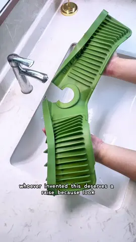 Always wet around the faucet? Use this silicone mat! Say bye to water stains, keep tidy. #SinkWaterproof#HomeTidiness#UsefulStuff