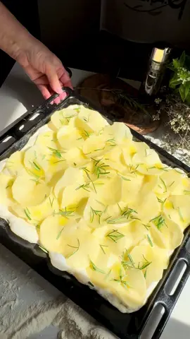 ✨ Teglia romana con chips di patate 🥔✨ Croccantezza irresistibile😋👌 👩‍🍳 RICETTA 📌 Impasto 800 g farina tipo 0 600 g acqua 2 g lievito fresco 15 g sale 20 g olio 1️⃣ Impasta. 2️⃣ Fai 2 pieghe in ciotola ogni 20 minuti. 3️⃣ Riponi in frigo per 20 ore. 4️⃣ Dividi in panetti da 500 g, lascia lievitare a T.A. fino al raddoppio. 📌 Chips di patate Affetta sottilmente con la mandolina. Sciacqua più volte fino ad acqua limpida. Metti in acqua in frigo per 20 h (così perdono amido e si incurvano). Scola e asciuga bene prima dell’uso. 📌 Cottura 1️⃣ Stendi l’impasto in teglia unta. 2️⃣ Copri con le patate, olio, sale e rosmarino. 3️⃣ Inforna a 250°C: primi 10 min sul fondo del forno, poi al centro fino a doratura. 4️⃣ Sforna e… goditi la magia! ✨ 👉 Salva la ricetta e tagga chi mangeresti questa bontà con te! #tegliaromana #pizzaromana #pizzaathome #fattoincasa #pizzalover      