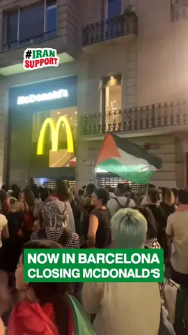 🚨🇪🇸 𝗡𝗢𝗪 𝗜𝗡 𝗕𝗔𝗥𝗖𝗘𝗟𝗢𝗡𝗔 - 𝗖𝗟𝗢𝗦𝗜𝗡𝗚 𝗠𝗖𝗗𝗢𝗡𝗔𝗟𝗗'𝗦 Protesters block Diagonal Avenue and close a McDonald's for its complicity with I$rael. FREE FREE PALESTINE 🇵🇸🇮🇷❤️ 𝗦𝗼𝘂𝗿𝗰𝗲 | 𝗜𝗿𝗮𝗻 𝗦𝘂𝗽𝗽𝗼𝗿𝘁 #Iransupport  #irankeytopalestine 