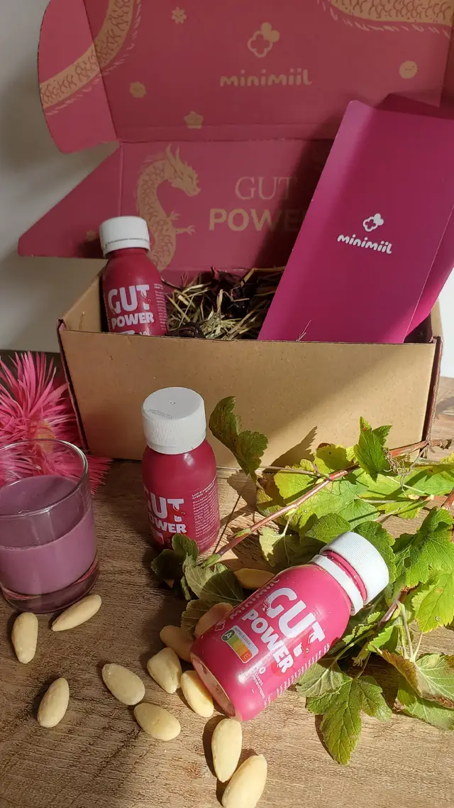 - produit offert- Je viens de faire découvrir cette boisson à mes enfants ... Le packaging est soigné et coloré, ça donne envie dès l’ouverture de la boîte. Le goût est agréable : fruité et très légèrement sucré. J’apprécie aussi le format pratique : une petite bouteille très mignonne et une prise en main facile. Le gros plus : Des ingrédients naturels et que le produit mette en avant le côté santé intestinale pour les enfants 💜 #minimiil #marketfree #gutpower #microbiote #superdrink @minimiil 