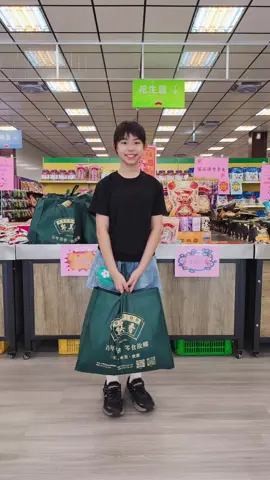 📍 鄭美香食品旗艦店 #花生故鄉 #零食天堂 #苗栗後龍必逛 誰懂～走進這間旗艦店，根本就是「零食吃到飽迪士尼樂園」🤣 這裡可是 苗栗後龍在地60年的老字號，不只全台最大花生瓜子批發商，迪化街賣的瓜子，有兩家都是從他們這裡進貨！直接是零食界的供應王者。 ✨ 8/23～9/19 中元祭拜組合超划算 餅乾7包＋肉乾海鮮各1＋豆乾2＋堅果2＋IP氣泡飲3瓶 👉 共16包，原價$850，現在只要$780！ 🚗 商場規模直接嚇到吃手手 ✔️佔地1600坪＋800坪停車場，開車來完全不用怕沒位子 ✔️還有五星級洗手間（吃太多試吃記得先上🤣） ✔️冷氣開放、空間超寬敞，逛到不想走 ✔️全館零食 免費試吃無限量，糖果餅乾還能自己挑散裝，超像童年零食百貨升級版 🛒 購物小確幸 ✔️滿千送百，下次滿600就能折100 ✔️滿500送精美購物袋 🥜 商品種類多到爆炸（超過300款！） 花生：全台首創紅泥花生、鹹酥、蒜味、花生糖…口味多到懷疑人生 瓜子：月銷2萬包的焦糖葵瓜子、黑白瓜子通通有 堅果：玫瑰鹽開心果、低溫烘焙杏仁果、蠶豆酥 餅乾：超過100種，什麼起司洋芋球、海苔鬆餅、麻花卷通通排排站 肉乾、豆乾、爆米花、糖果，還有可愛的 IP風味氣泡飲 🗺️ 位置超方便 就在國道三號後龍出口旁，逛完還能去後龍夜市、好望角、慈雲宮走走。 🏡苗栗縣後龍鎮龍坑里十班坑156-77號 ☎️（037）726660 🌐 官網 ➡️ nutsking.com.tw （滿1500免運再送禮盒） FB / IG / Threads / LINE 全都有官方帳號，追起來！ 說真的，這裡不只是零食店，是大人小孩的天堂，逛一次直接滿載而歸，提袋率100% ✔️ 來後龍不知道要去哪？先來這裡讓嘴巴跟胃袋雙重滿足就對了～😋