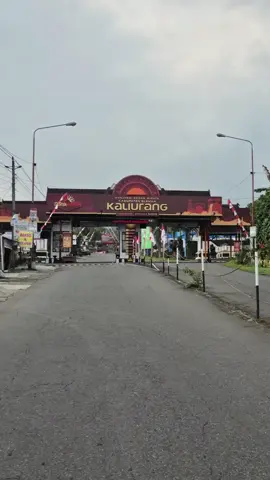 Kali ini jalan-jalan sekedar ngadem di jakal atas 😍 trus mampir ke salah satu coffee shop 🙌🏻 Yang mau disusunin itenerarynya pas di Jogja bisa banget yaaa. Bisa ditemenin pake semua kendaraan 🥰 Sewa jeep tour kaliurang merapi juga bisaa yaaaaawwwww 🫶🏻 #Kaliurang #Cafekaliurang #wisatakaliurang #wisatajogja #placetogojogja 