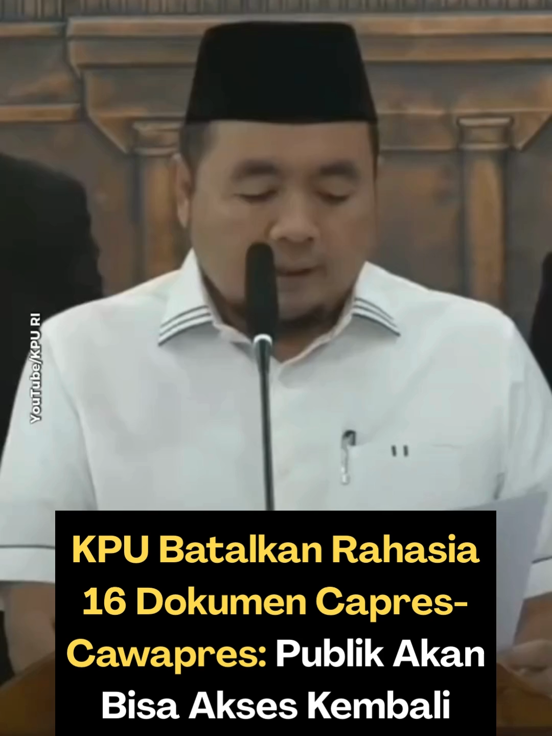 Komisi Pemilihan Umum (KPU) RI akhirnya mencabut keputusan kontroversial yang menetapkan 16 dokumen syarat capres dan cawapres sebagai informasi tertutup. Keputusan sebelumnya (Keputusan KPU No. 731 Tahun 2025) menyebut dokumen-dokumen seperti ijazah hingga data pribadi pendaftaran sebagai bahan yang tidak bisa diakses oleh publik. Lebih rinci, aturan lama melarang akses publik atas dokumen-dokumen tersebut selama lima tahun, kecuali jika calon menyetujui secara tertulis atau jika pengungkapan berkaitan dengan jabatan publik. Kebijakan ini menuai kritik keras dari banyak pihak yang menilai bahwa sebagai calon pejabat publik, segala informasi penting harus transparan. Terkait respons publik, beberapa anggota DPR menyebut bahwa menutup dokumen seperti ijazah tidak hanya melemahkan kepercayaan masyarakat, tetapi juga mengurangi mekanisme pengawasan terhadap calon pemimpin. “Hak warga negara untuk tahu” menjadi salah satu sorotan utama. Sekarang, dengan dibatalkannya aturan rahasia tersebut, publik diharapkan bisa melihat langsung dokumen-syarat calon, termasuk ijazah, surat keterangan, dan dokumen pendukung lainnya, tanpa hambatan formalitas kecuali dalam kondisi tertentu yang sudah diatur. Keputusan ini dianggap sebagai langkah maju dalam memperkuat transparansi dan akuntabilitas penyelenggaraan pemilu di Indonesia. Follow : @trensterid @trensterjkt 📹: KPU #TransparansiPemilu  #KPUIndonesia  #AksesPublik  #DokumenCapresCawapres  #Pilpres2024  #HakPublik  #JujurBersuara