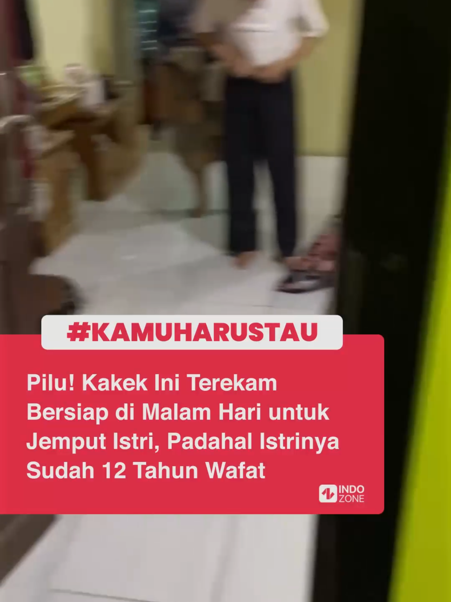 Kisah seorang kakek mendadak viral setelah terekam tengah bersiap menjemput istrinya yang ternyata sudah lama meninggal dunia. Momen haru ini terjadi pada malam hari sekitar pukul 23.00 WIB, ketika sang kakek terlihat berganti pakaian rapi, mengenakan baju putih dan celana panjang hitam seolah siap berangkat. Kakek tersebut awal mulanya mengira bahwa istrinya masih dirawat di rumah sakit. Ia berencana untuk menjenguknya. Namun, saat diberi tahu oleh sang anak bahwa istrinya sudah meninggal sejak 12 tahun lalu, ekspresi kakek itu langsung berubah lesu. Ia menundukkan kepala, tak kuasa menahan kesedihan atas kenyataan pahit yang kembali diingatkan kepadanya. Sang anak berusaha menenangkan dengan mengatakan bahwa semua itu hanyalah mimpi. Meski begitu, kakek tetap larut dalam kesedihannya, menolak penghiburan tersebut. Kisah ini menjadi pengingat bahwa cinta sejati tidak lekang oleh waktu. Meskipun raganya telah tiada, kenangan dan kasih sayang yang pernah dibangun tetap abadi di hati. Video: @wiwin5720 [Baca berita dan informasi menarik lainnya hanya di www.indozone.id]
