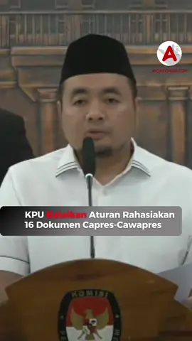 Komisi Pemilihan Umum (KPU) memutuskan mencabut aturan yang sebelumnya membatasi akses publik terhadap sejumlah dokumen pendaftaran calon presiden dan wakil presiden. Keputusan tersebut tertuang dalam pembatalan Keputusan KPU RI Nomor 731 Tahun 2025. Aturan itu semula menetapkan 16 jenis dokumen syarat pencalonan capres-cawapres sebagai informasi yang dikecualikan, sehingga hanya bisa dibuka dengan izin pihak terkait. Ketua KPU, Mochammad Afifuddin, dalam konferensi pers di Kantor KPU RI, Jakarta, Selasa (16/9), menegaskan bahwa pencabutan aturan ini dilakukan agar proses pemilu tetap transparan dan dapat diakses masyarakat. Follow terus @ayoindonesiacom #KetuaKPU #KPURI #KPU #dataKPU 