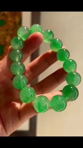 Chiếc vòng tay màu xanh mặt trời băng giống như một hồ nước chảy.#jade #jewelry 
