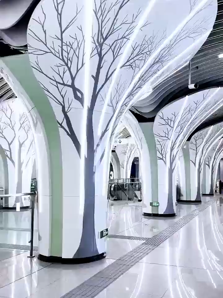 Vstupte do metra v čínském Si-anu! 🚇 Neonová světla a elegantní design proměňují každou jízdu v zážitek jako ze sci-fi filmu.